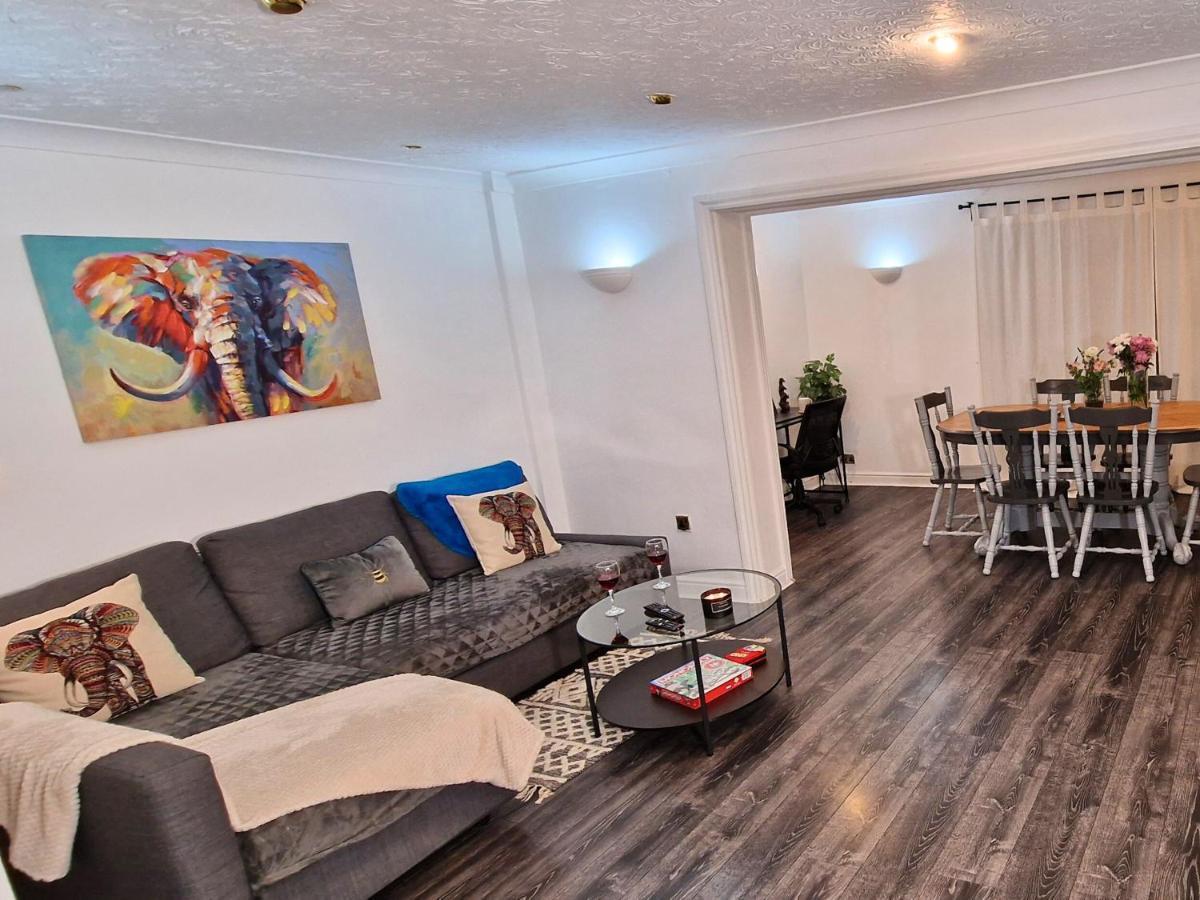 Spacious & Comfy Home- Very Close To Nec Birmingham ,Hs2 & Airport- Perfect For Contractors & Groups- Free Parking & Fast Wifi Marston Green Exteriör bild